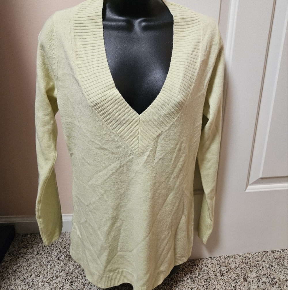 New York & Company V-Neck Green Sweater with Elegant Cable Knit